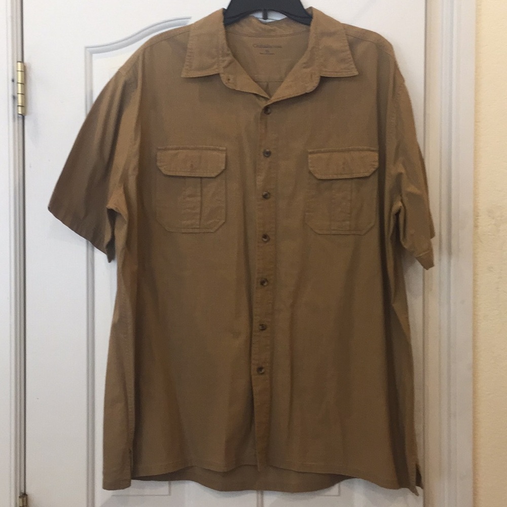 Men’s s/s collar button down shirt.